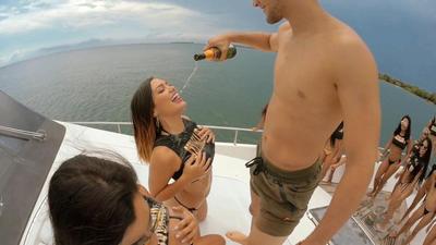 Большая попка в виде сердечка длинноволосой брюнетки на яхте порно фото